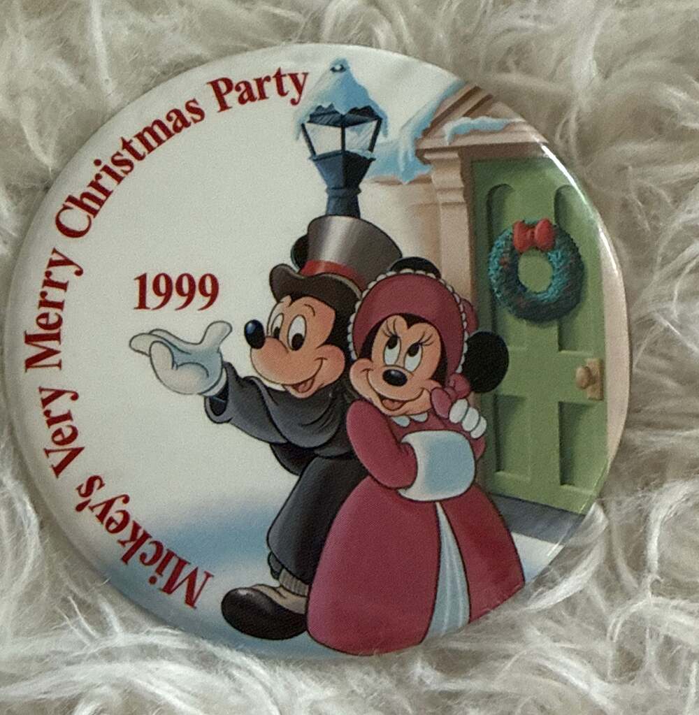 Disney Mickey's Very Merry Christmas Party‎ 1999 Pin Button